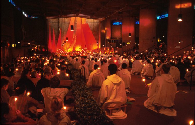 TAIZE ( SAONE ET LOIRE ) : VEILLEE DE PRIERE DANS L'EGLISE DE LA RECONCILIATION AVEC LES FRERES DE LA COMMUNAUTE. PENDANT UNE SESSION D'ETE ORGANISEE AVEC DES JEUNES DE 15-25 ANS VENUS DE 8 PAYS D'EUROPE.